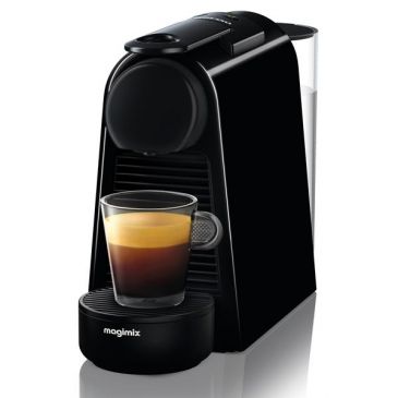 machine à café nespresso noir avec tasse à café sur fond blanc