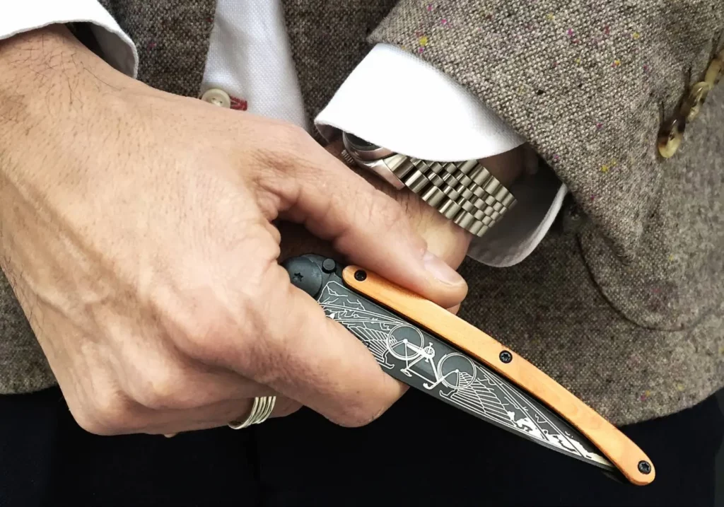 couteau deejo tenu par un homme en costume