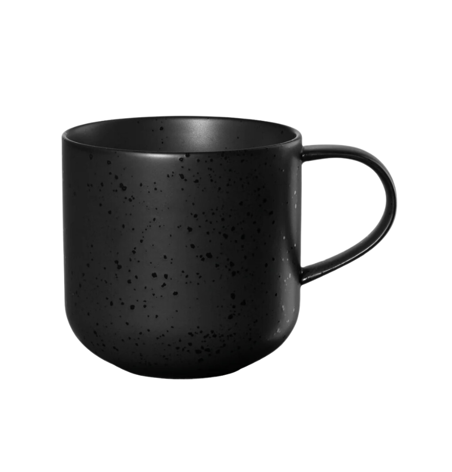mug noir sur fond blanc