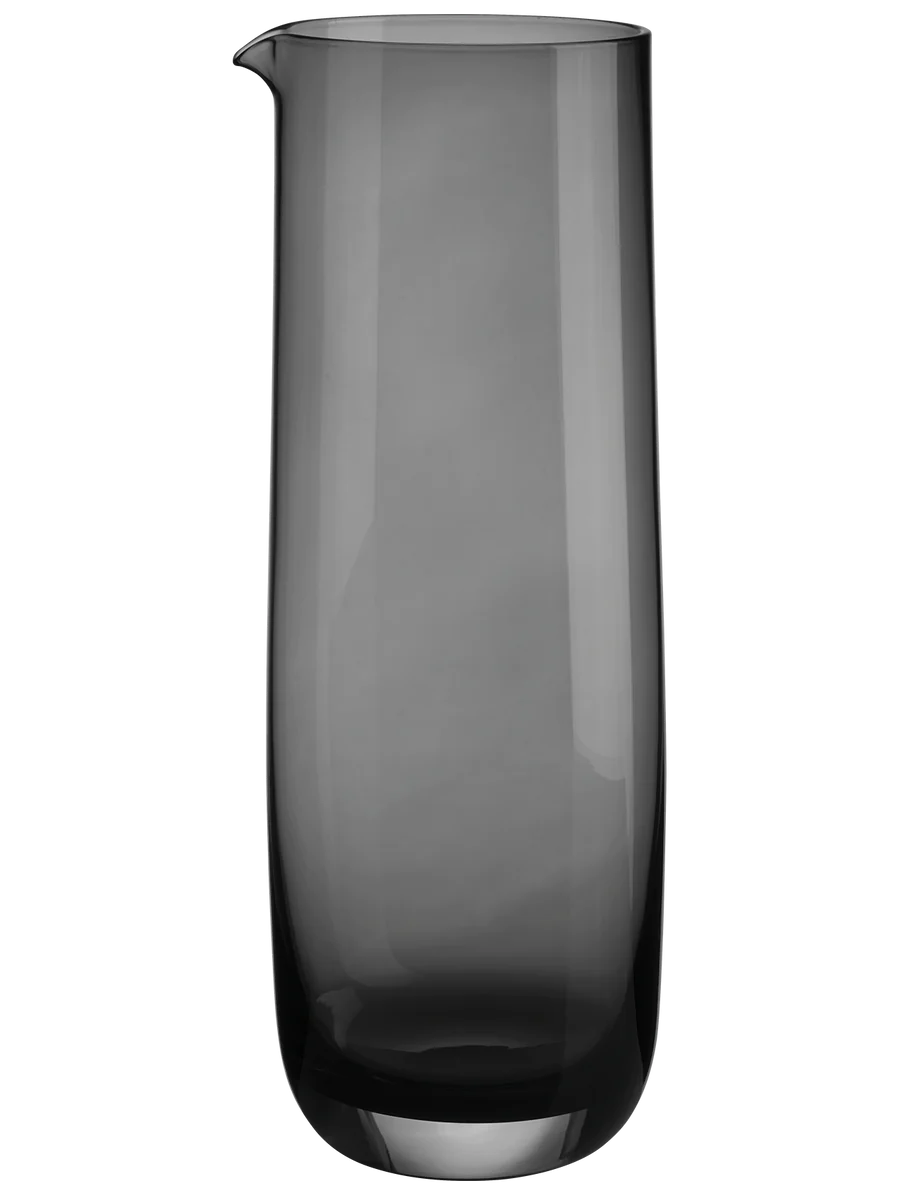carafe en verre gris transparent sur fond blanc