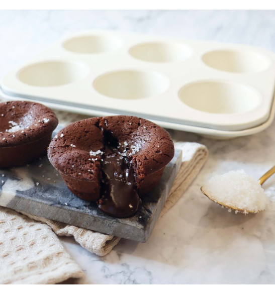 moule à muffins avec muffins au chocolat dans une cuisine