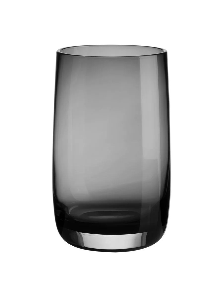 verre gris transparent sur fond blanc