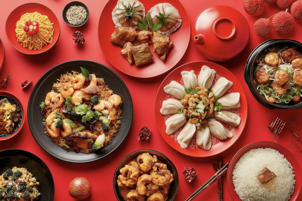 assortiments de plats chinois sur fond rouge