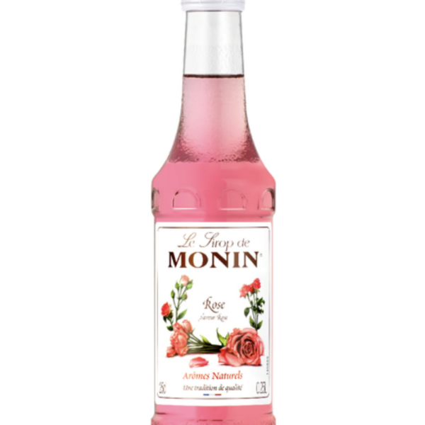 bouteille de sirop rose sur fond blanc