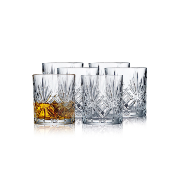 verre a whisky transparent sur fond blanc